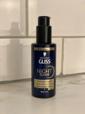 Schwarzkopf Gliss Night Elixir - Schwarzkopf Gliss Night Elixir är en nattbehandling för håret med HAPTIPLEX och Black Pearl Extract. Produkten är i en mörkblå plastflaska med pump och är speciellt framtagen för att reparera och vårda mycket skadat och torrt hår över natten.