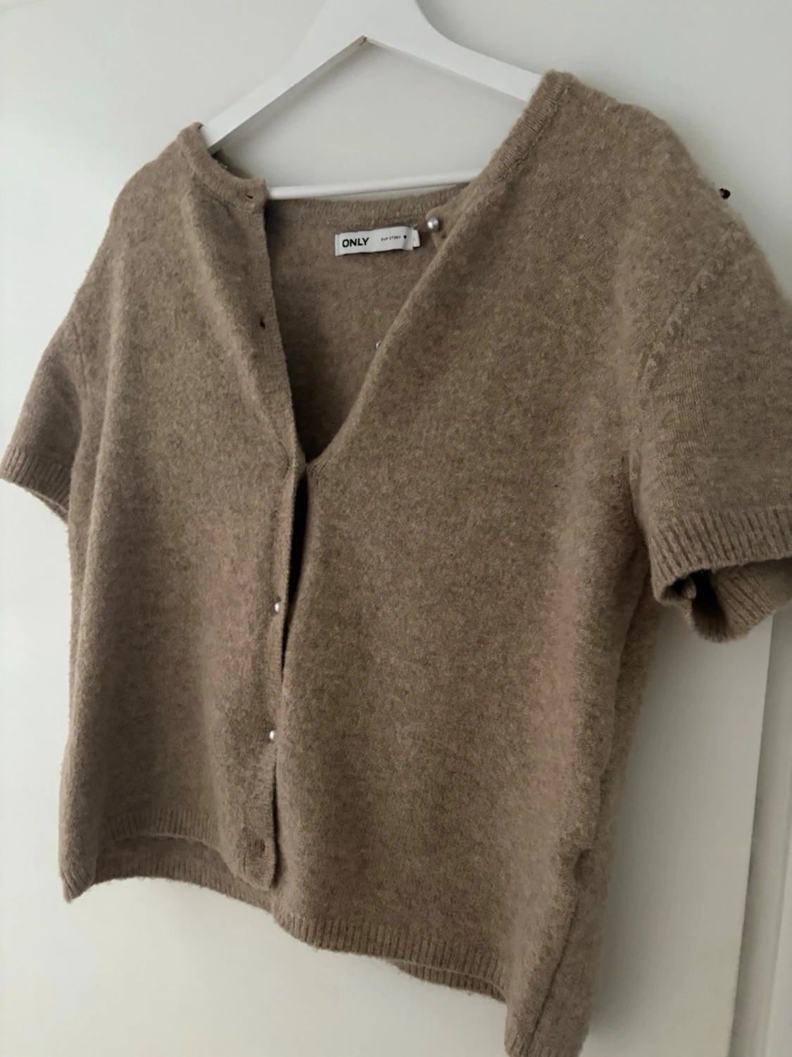 Beige kortärmad kofta med pärlknappar - 2