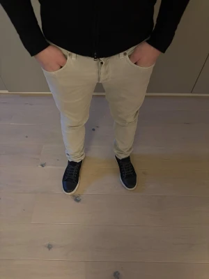 Dondup George - Säljer dessa sjukt snygga dondup George, Str 32, beige grå, väldigt fint skick utan defekter ser knappt använda ut, priset går att diskutera vid snabb affär, kom dm vid frågor.