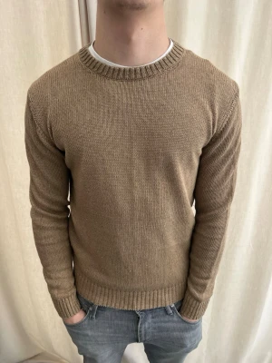  Stickad tröja från Oscar Jacobson - Riktigt snygg stickad tröja från Oscar Jacobson. Mycket bra kvalitet. Strl M. Personen på bilden är 184 cm lång. Skicka gärna prisförslag. Fraktas dagen efter köp.