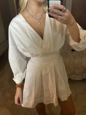 Studentklänning🤍 - Så fin och stilren studentklänning/skjortklänning från Zara🤍 I storlek S men passar även xs.