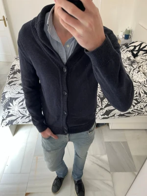 Mörkblå cardigan med knappar från Massimo Dutti - Riktigt snygg mörkblå cardigan från Massimo Dutti i cashmere/bomulls material i storleken M                        ——————————————————————————                                                    📐| Storlek: M                                                          👖| Märke: Massimo Dutti                                         🔎 | Skick: Mycket bra                                            ✍🏻 | Skriv om du har några frågor 