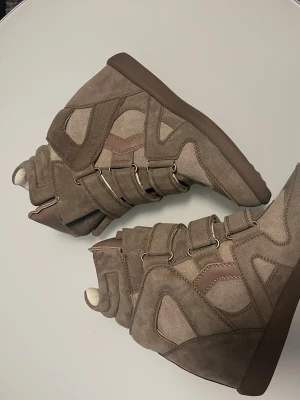 Beige isabel marant - Säljer mina isabell marant skor då jag inte använder de nå mer. 