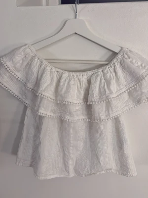 Off shoulder topp - Somrig vit off shoulder topp med detaljer från bikbok i storlek xs