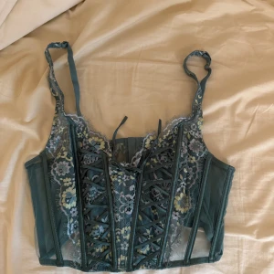  korsettopp  - Säljer en super söt korsettopp i grönyans (storlek S) från Victoria’s Secret!! ☺️💗Inga defekter och aldrig använt. 