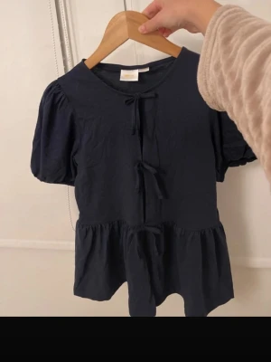 Topp marinblå - Oanvänd från Gina tricot storlek  158/164