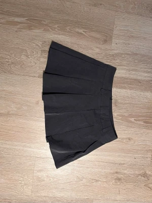 Grå skjol  - Grå skjol ifrån fbsister i storlek S 🍋