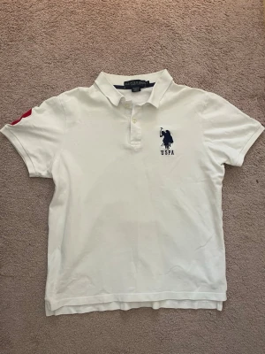 ✨✨En snygg Vit pikétröja från U.S. Polo Assn🤍 - 🤍✨ Vit pikétröja från U.S. Polo Assn. ✨🤍  Klassisk och stilren vit piké som passar till allt 👌 Perfekt både till vardag, skola eller lite mer uppklätt.  🧼 Mycket bra skick – fräsch och väl omhändertagen 🙌  📏 Storlek: M 📐 Mått: • Axelbredd: 44 cm • Längd: 62 cm  💸 Pris: 279 kr  En tidlös garderobsfavorit som aldrig går ur stil 🤍✨ Först till kvarn! 💌