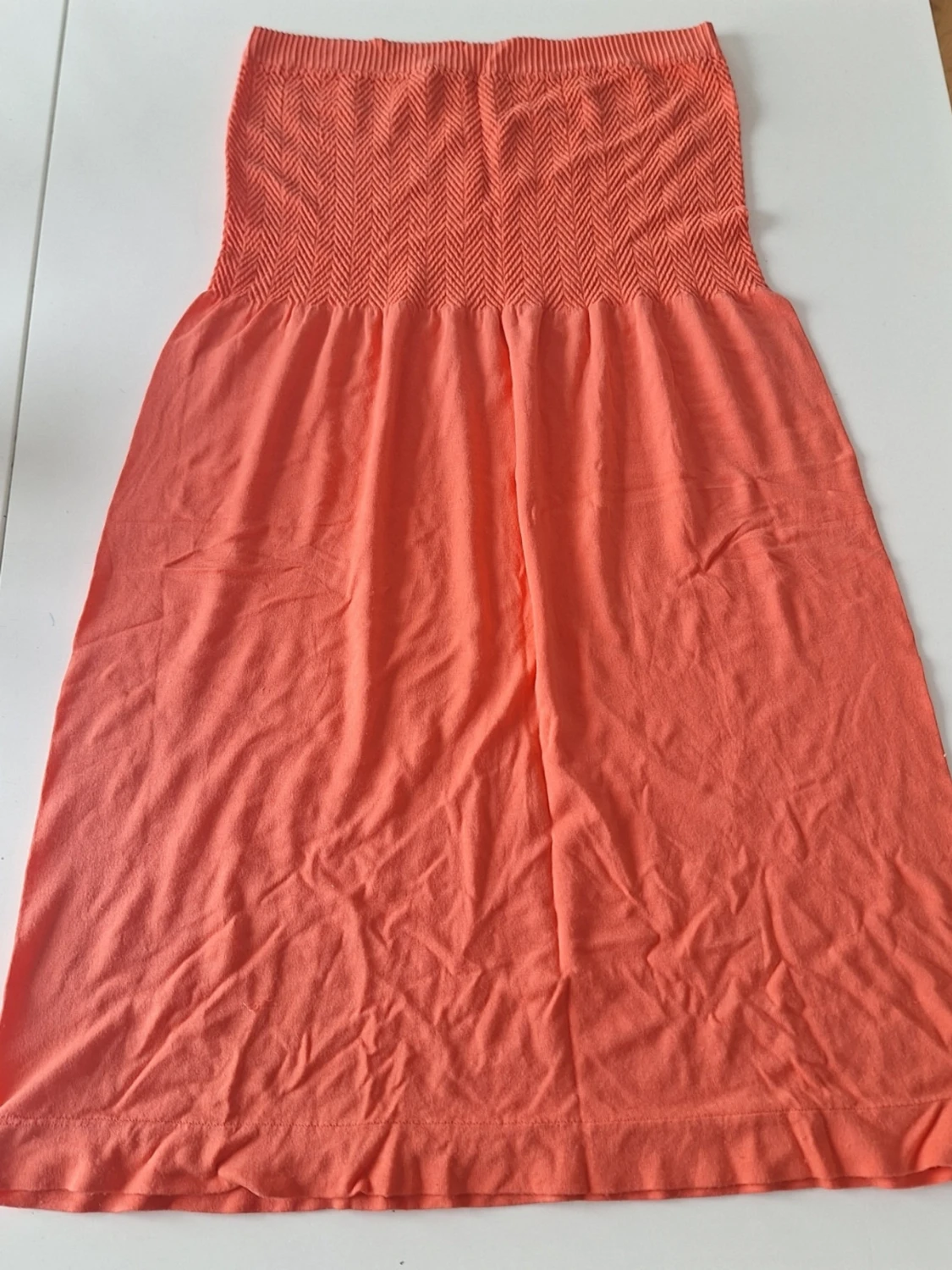 Korallfärgad klänning 