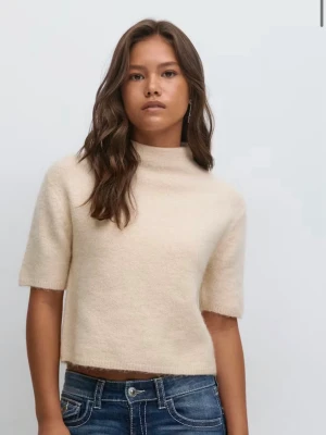  Kortärmad stickad tröja - Mjuk och fluffig beige stickad tröja med korta ärmar och hög krage. Ny bara testad, är storlek 170 men passar som XS/S.