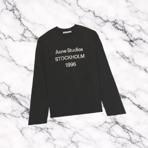 Svart Acne Studios Long Sleeve - Svart long sleeve från Acne Studios i helt nytt skick som är perfekt inför våren/sommaren. Pris kan diskuteras😁