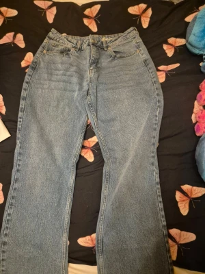 Blå jeans från Lassie - Säljer ett par klassiska blå jeans från Lassie. Jeansen har fem fickor, normal midja och är tillverkade i slitstarkt denimtyg. Perfekta för en avslappnad och tidlös stil.