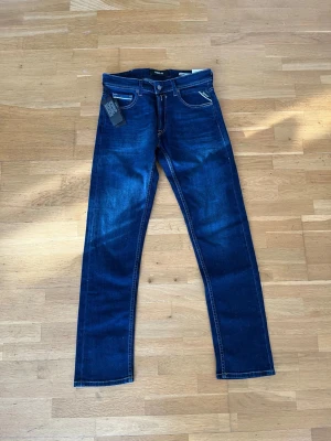 Replay straight jeans mörkblå 29/32 - Snygga mörkblå jeans från Replay i modellen Grover. Skicket är helt nytt. Hör av er vid funderingar!