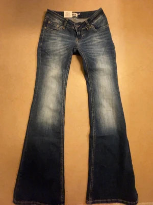 Blaze flare/bootcut lager 157 XS - Lowrise/lowwaist jeans med blå fade Full length  (W25-26) Helt nya bara testade Ingen slitage 400kr i butik