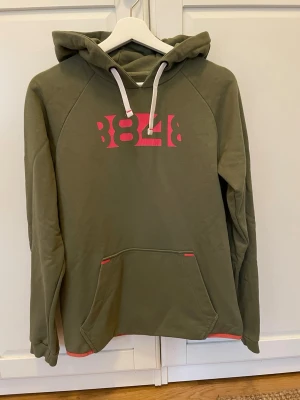 Hoodie 8848 Altitude - Fin hoodie från 8848 Altitude med snygga detaljer. 
