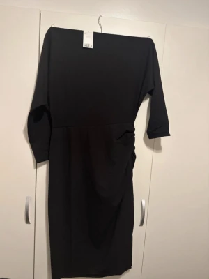 Klänning draperat one shoulder - Klänning draperat one shoulder