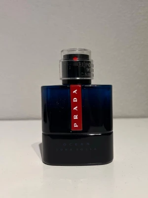 Prada Herrparfym - Prada Luna Rossa Ocean är en Eau de Toilette parfym för män. Flaskan har bevarats på bra sätt. Det är en Frisk, elegant och maskulin doft som funkar året runt. Det är cirka 45ML kvar av 50ML. Hör av er vid intresse/frågor. PRIS KAN DISKUTERAS!