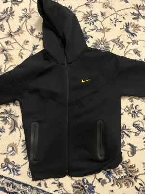 Nike nocta Hoodie - Den har blivit använd 2 gånger och är i mycket bra skick. däremot har den lite fläckar i bilden som jag kan ta bort innan jag fraktar den till kunden.