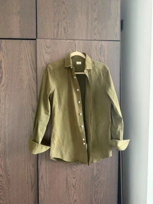 Sonrisa skjorta - Sonrisa skjorta strl M. Nypris runt 3500kr. Mitt pris 899kr! Väldigt fint skick!