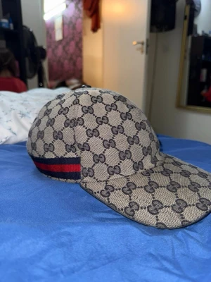 Gucci beige keps med GG-mönster - Säljer en äkta gucci keps, den är het på marknaden just nu, priset går bara upp och upp, finns inte många av den alls.