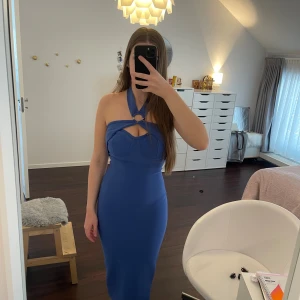 Blå halterneck klänning - Storlek M men ganska tight så kan även passa en S. Jag är 170 cm💕materialet är likt bandage klänningar 