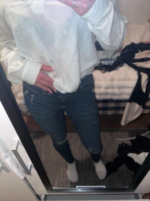 Jeans från River Island  - Mör sopblå skinny modejeans med particular slitningar och hål på knäna. Sitter tight* och har klassisk femficksdesign. Perfekta för dig som gillar en avslappnad men thanks look. Märke och material är pro tyvärr inte synligt.