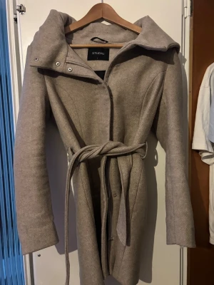 Kappa - Säljer en kappa i storlek S från studio köpt på Only. Använd någon enstaka gång så i nyskick💞 köpt för 1299kr