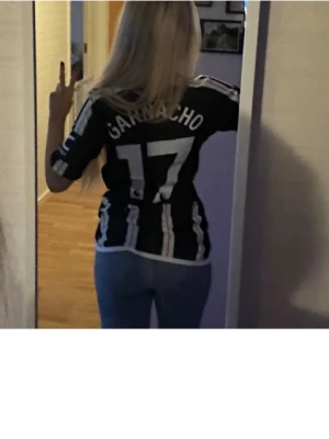 Grönvit Garnacho tröja - Slim fit United bortatröja med Garnacho på ryggen i storlek S. 24/25 edition. **Köp för 219 och få även en röd United tröja för priset!** fråga mig privat för mer info om den röda. Nypris 800kr säljes för 219 för två. 