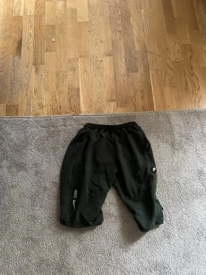  Nike mjukisbyxor - Säljer ett par soprena  mjukisbyxor från Nike med vita log sopå pressen och benet. Byxorna loose foam och har resår i midjan samt sidofickor. Perfekta för chill eller träning.