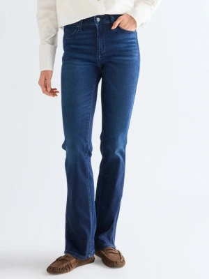 Mörkblå bootcut jeans med låg midja - Snygga mörkblå bootcut jeans med hög midja och klassisk femficksdesign. Jeansen har en lätt sopad tvätt och är tillverkade i stretchigt denimtyg sopass att de sitter bekvämt men ändå slimmat över låren innan de går ut nedtill. Nypris: 1000kr