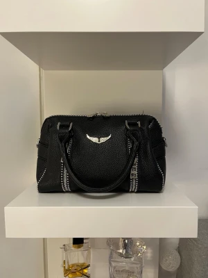 Zadig & Voltaire väska  - Säljer en i princip helt ny Zadig väska med reglerbart band som även är avtagbart. Dustbag medföljer! Skriv vid frågor! Väskan är inte äkta!! 