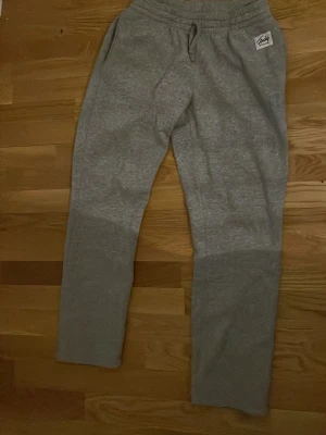 Grå mjukisbyxor från Only & Sons - Säljer ett par klassiska grå mjukisbyxor från Only & Sons. Byxorna har resår i midjan med dragsko, två sidofickor och en avslappnad passform. Perfekta för chill dagar hemma eller när du vill ha det bekvämt. Materialet är mjukt och skönt.