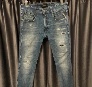 Replay Anbass blå jeans med slitningar - Ny pris 1700-2000kr                                                      Vårt pris 750kr                                                           Blå replay anbass jeans.                                      Snygga slitningar🤩                                              Har du frågor så tveka inte på att höra av dig!🤩