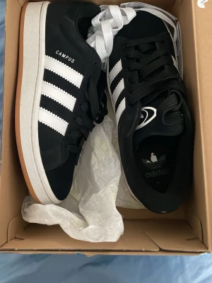 Adidas Campus svartvita sneakers - I princip i nyskick.