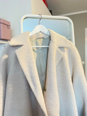 Filippa K kappa - Filippa K kappa som bara varit provad, nypris är ca 9000. Superfint skick som sagt, det är bara att skriva vid funderingar! Den går ner till anklarna för mig som är 165 💗 Den är 55%ull, 30% alpacka och 15% polyamid.   