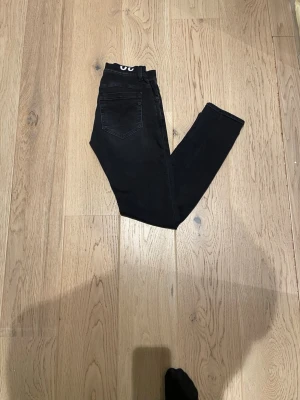 Svarta Goerge Dondup jeans  - Ett par tvär feta svara Dopdup jeans med modellen George inga defekter #grisch