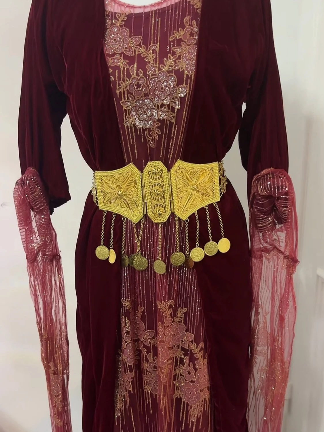 Vinröd långklänning med guldbälte