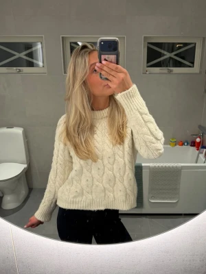 Stickad Zara tröja - Säljer en stickad tröja med glitter💖 Strl M