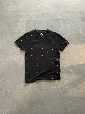 Svart t-shirt från Hollister - Snygg T-shirt från hollister. Passar barn i 12-13 års åldern!