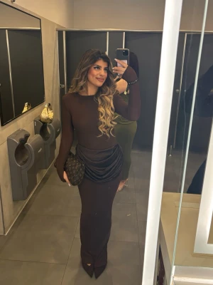 Wander Doll festklänning XS/S – använd 1 gång ✨ - Superfin klänning från Wander Doll i mycket fint skick. Endast använd en gång.  Storlek: XS men passar även S. Perfekt till fest, middag eller speciella tillfällen.  Pris: 1200 kr men kan diskuteras vid snabb affär. Skriv gärna om du vill ha fler bilder eller har frågor 💌