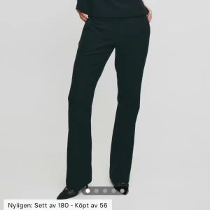 Svarta kostymbyxor från BikBok - Snygga svarta kostymbyxor från BikBok i modellen Vera. Klassisk design med bälteshällor och diskreta fickor. Byxorna har en slitts.  Perfekta för en clean, trendig och stilren look. Dem är något noppriga vid knävecket men inget man lägger märke till!💛Lämna gärna prisförslag! 