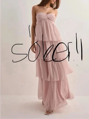 Söker denna balklänning!! 💞 - Hej! Jag söker denna balklänning från Nelly som inte längre finns i denna färgen, ni får supergärna höra av er om ni har den i XXS 💞🫶🏻