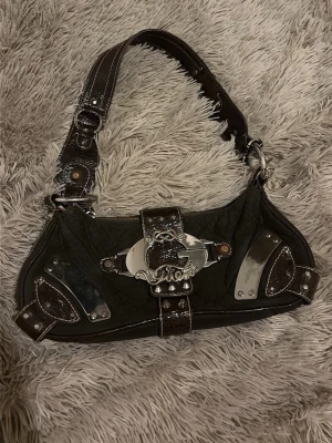GUESS VÄSKA 2000s - Vintage Guess shoulder bag i mörkbrun färg med silverdetaljer. Trendig Y2K-stil och praktisk storlek