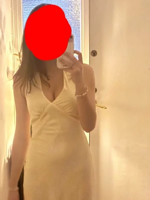 Ljusgul peppermayo klänning - Snygg ljusgul satinklännibg med v-ringning och ärmlös design. Klän representative har en figurnära passform. Jag är 180cm lång och den är lite kort på mig. Så himla fin! Använde min som balklänning men även så fin till semester. (PRIS GÅR ATT DISKUTERA)