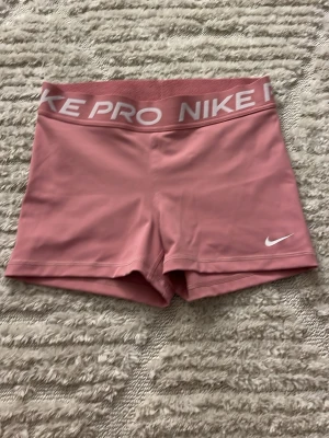 Rosa träningsshorts  - Dessa shorts är använda en gång och är i jättebra skick