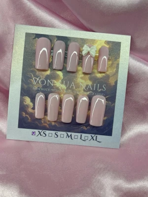 BabyPinkBow (XS);Medium Square;Curved - Snygga handgjorda press-on naglar i babyrosa färg. Naglarna har en glansig finish och en elegant, medium square form. Ett av naglarna är dekorerat med en söt vit 3D-rosett för extra detalj. Perfekt för dig som vill ha en stilren och trendig look.XS: 14 mm, 11 mm, 11,5 mm, 10 mm, 8 mm 