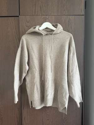 Massimo dutti Ull hoodie  - Massimo dutti ull hoodie i strl M. Välvårdad dvs bra skick. Ljusbrun / beige färg. Varm och go. Nypris 1500 kr mitt pris 499 kr
