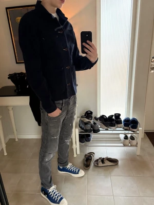 Mörkblå overshirt med knappar - Perfekt plagg nu till våren/ sommarkvällar! Priset är inte hugget i sten!💎 skicket är i princip nytt inga defekter eller liknande. Hör av dig vid frågor eller funderingar😇 hälsningar Avenue🙃