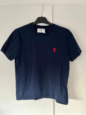 Ami Paris t-shirt S - Sjukt snygg trendig och eftertraktad Ami Paris t-shirt i storlek s säljes. Perfekt nu till sommaren och inga hål eller fläckar! Grym passform och passar till allt!