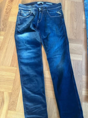 Två par raka jeans i blå denim - Säljer tre  par klassiska raka jeans i ljusgrå, ett par i mörkblå tvätt och ett par i ljusblå tvätt. Båda har fem fickor, knappgylf och kontrastsömmar. Gott skick och knappt använda. Alla tre för 2000kr. 